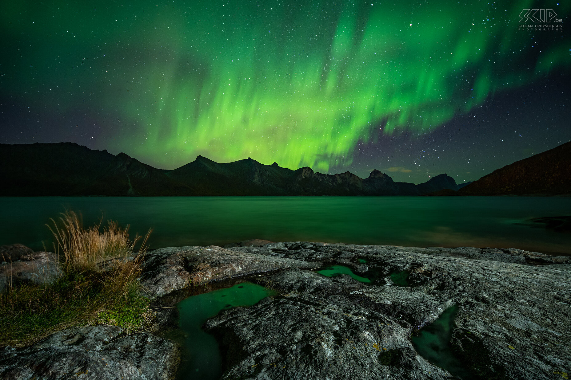 Senja - Mefjordvaer - Noorderlicht Noorderlicht oftewel aurora borealis aan de rotskust nabij het dorpje Mefjordvaer. Drie nachten op rij verscheen dit magisch poollicht en kon ik het op verschillende plaatsen zeer mooi vastleggen op foto. Op dit beeld heb ik de voorgrond eens belicht met een zaklamp. Stefan Cruysberghs